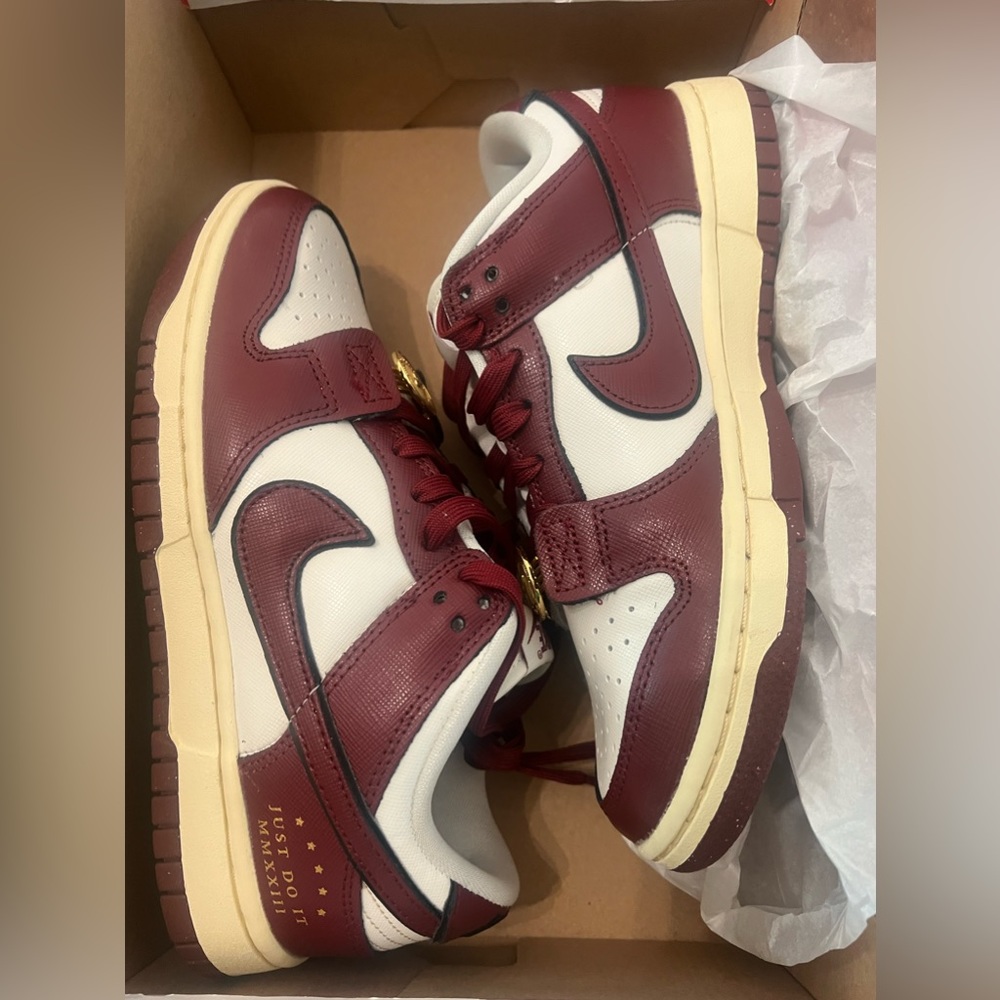 Women’s Nike Dunk Low SE Sisterhood 7.5 feels like 7 Beautiful Burgundy color